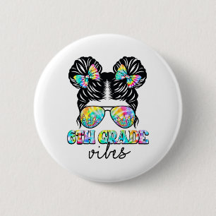 Macaron Rond 5 Cm Vibes de 6e année Messy Hair Bun Girl Ck To School