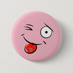 Macaron Rond 5 Cm Visage avec bouton de langue percé