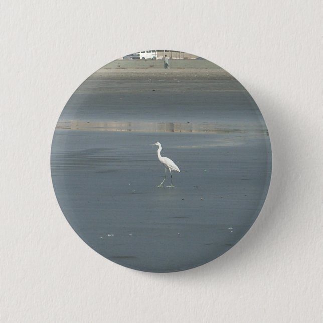 Macaron Rond 5 Cm White Bird on Grey Sand Beach Art Imprimer (Devant)