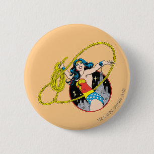 Macaron Rond 5 Cm Wonder Woman avec l'Arrière - plan de la ville