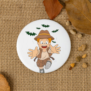 Macaron Rond 7,6 Cm Adventure Explorer Kid Running from Bats