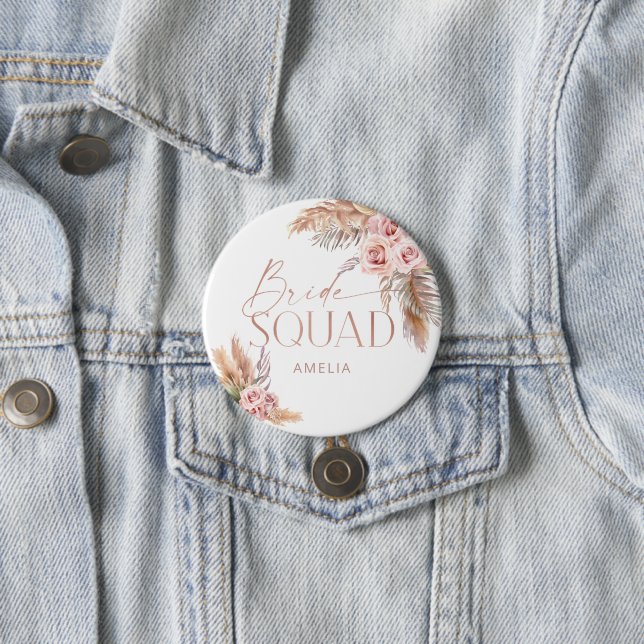 Macaron Rond 7,6 Cm Boho Floral Pampas Rose Gold Bride Squad (En situation)