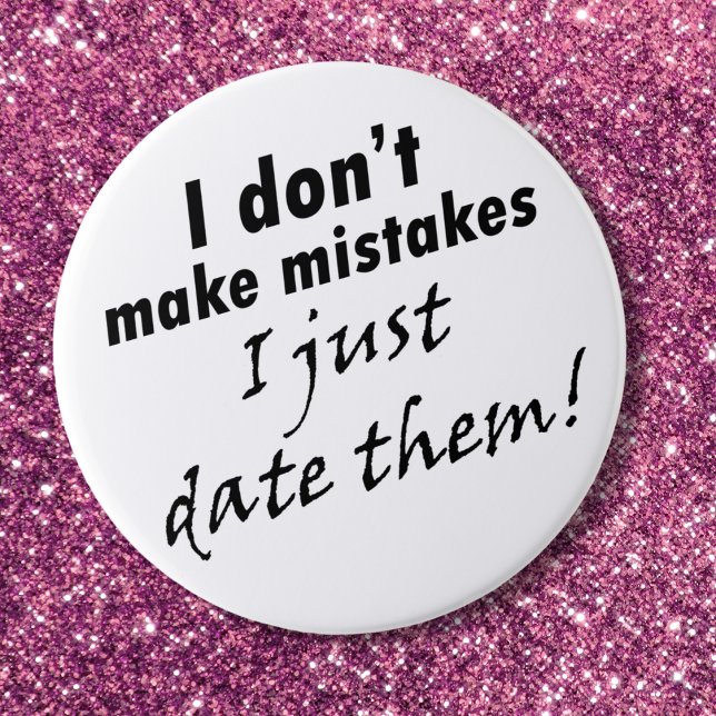 Macaron Rond 7,6 Cm Citation drôle dire boutons de plaisanterie cadeau (A funny quote about dating with a black and white typography design. Customize for her or him!)