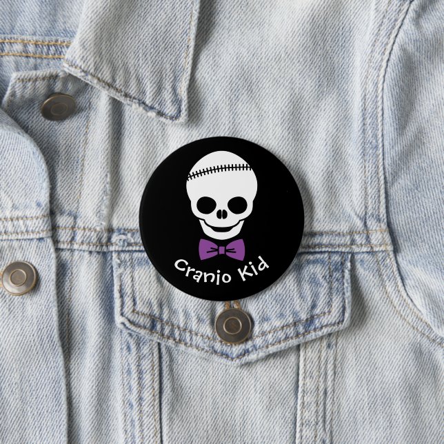 Macaron Rond 7,6 Cm Cranio Kid Boy Skull with Purple Bowtie (En situation)