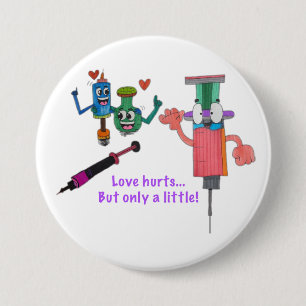 Macaron Rond 7,6 Cm JMCdesign COVID Vaccine Love Hurts Pin
