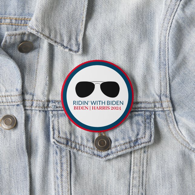 Macaron Rond 7,6 Cm Ridin' avec lunettes Biden Aviator 2024 (En situation)
