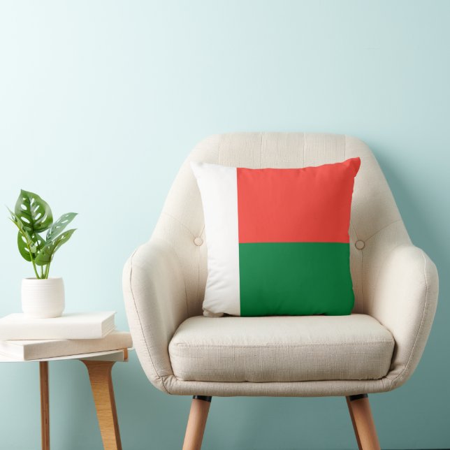 Madagascar flag throw pillow (Chair)