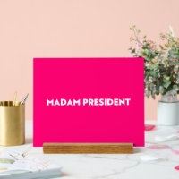 Madame la Présidente, typographie moderne rose cha