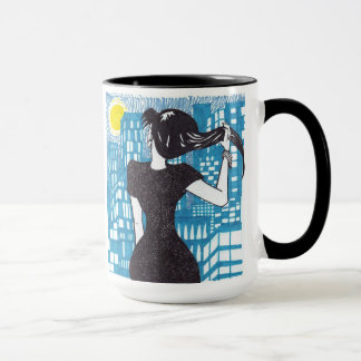 Madame regardant la tasse de ville