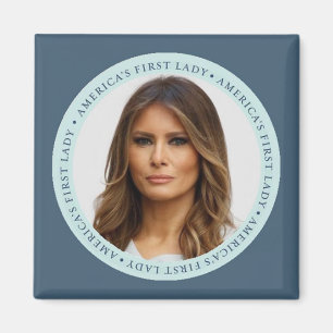 Madame Square Magnet d'ATOUT de Melania première