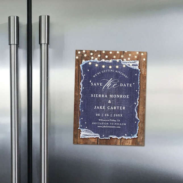 Magnet de date de mariage rustique en bois déchiré (magnet wedding save the date rustic wood ripped denim string lights blue white calligraphy chic )
