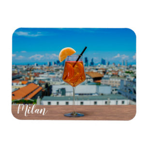 Magnet Flexible Cocktail Spritz sur une table avec vue sur Milan