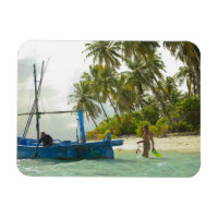 Femme sur un petit bateau de pêche traditionnel,
