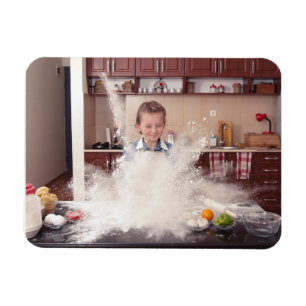 Magnet Flexible Fille drôle dans la cuisine désordonnée