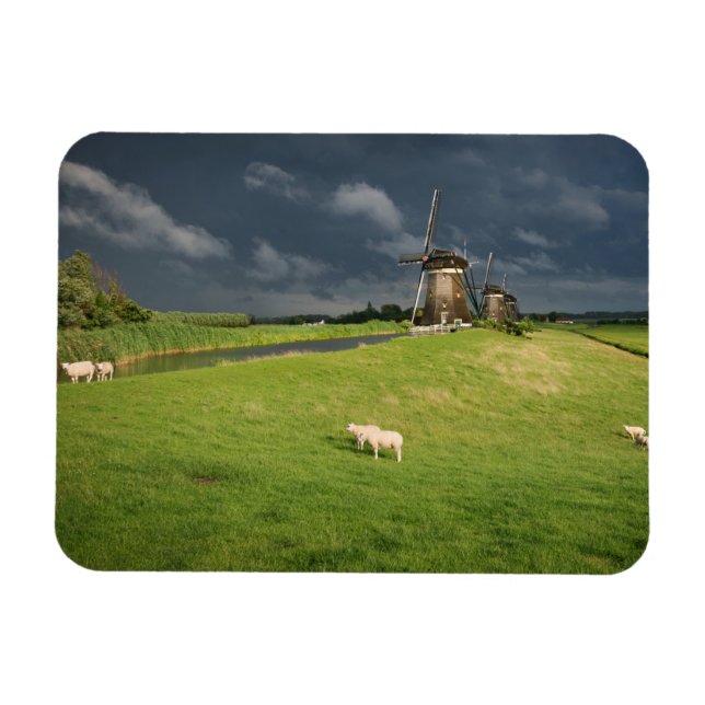 Magnet Flexible Moutons avec moulins à vent sous des nuages sombre (Horizontal)