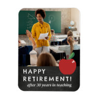 Photo de professeur en retraite heureuse sur table