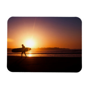 Magnet Flexible Surfer avec Surboard sur la plage au coucher du so