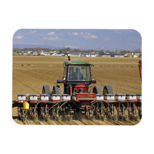 Magnet Flexible Tracteur tirant un semoir de maïs semence.