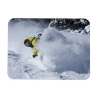 Un snowboardeur arrache de la poudre non suivie to