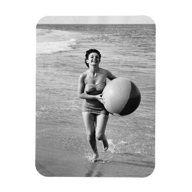 Magnet Flexible Une femme avec un Beach Ball (Vertical)
