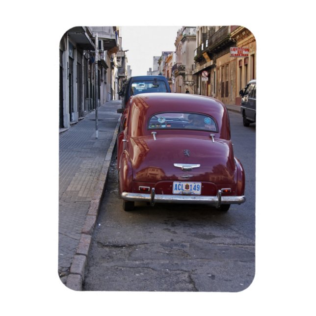 Magnet Flexible Une vieille voiture Peugeot rouge classique garée  (Vertical)