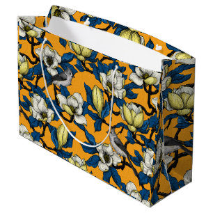 Magnolia florissante et grand sac cadeau de tireur