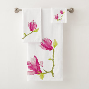 Magnolias de tulipe sur un ensemble de serviette