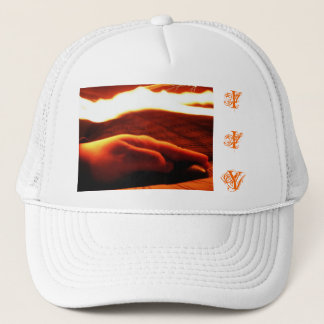 Main sous le casquette du feu