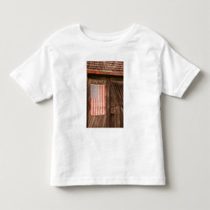 Maine, Faded American flag on door of old barn Toddler T-shirt