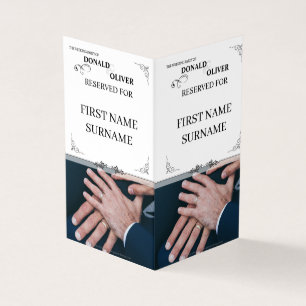 Mains d'un couple de Mariages gais avec anneaux