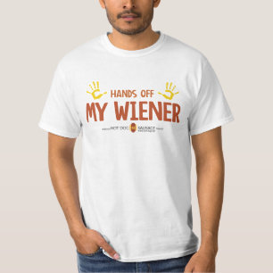 Mains outre de T-shirt