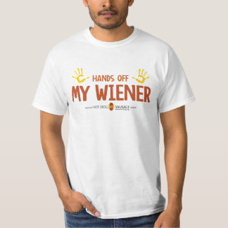 Mains outre de T-shirt