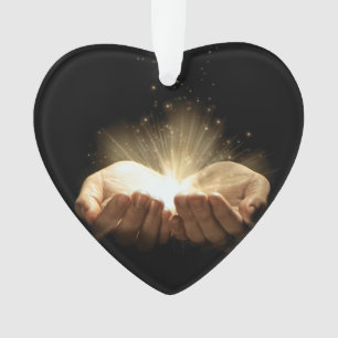 Mains pliées tenant la lumière