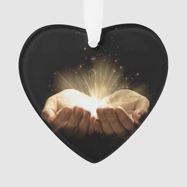 Mains pliées tenant la lumière (devant)