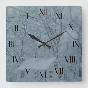 Maison de poupée dans la tempête de neige horloge