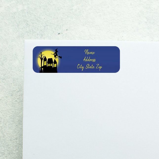 Maison hantée et sorcière volante avec le clair de (Spooky Halloween return address label with haunted house and flying witch.)