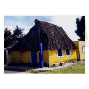 Maison mignonne de toit couvert de chaume de