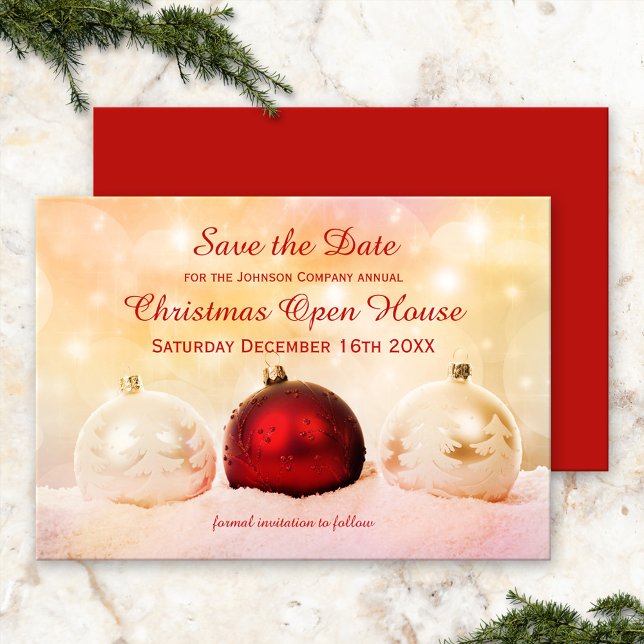 Maison ouverte de Noël Enregistrer la carte de dat (Save the Date Christmas invitation, showing festive Christmas baubles in snow with sparkling lights)