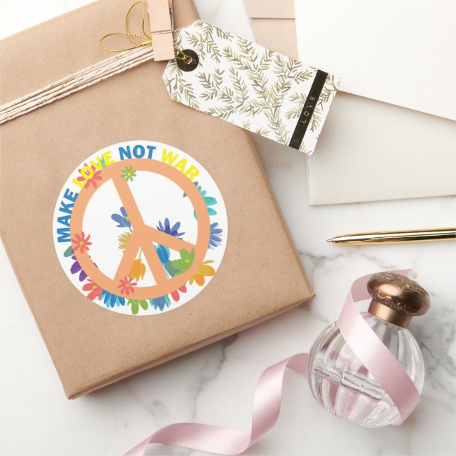 Make love not war classic round sticker (Gifting)