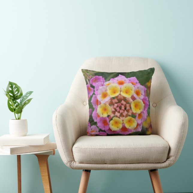 Makro: Pink and Yellow Lantana Flower Throw Pillow (Chair)