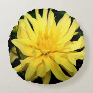 Makroaufnahme einer gelben Dahlie Round Pillow