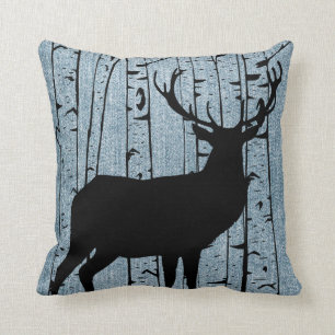 Mâle audacieux de cerfs communs sur le coussin de
