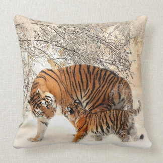 maman tiger et coussin bébé