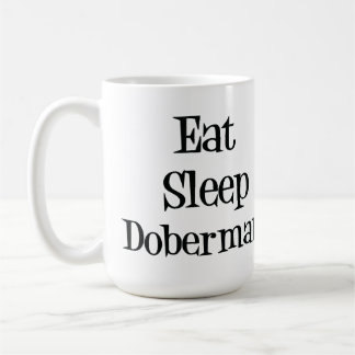 Mangez la tasse de dobermann de sommeil