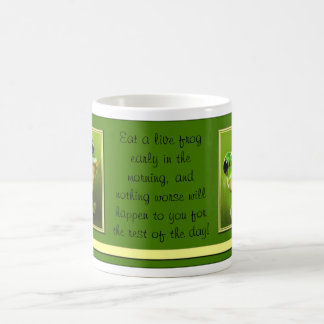 Mangez une tasse vivante de grenouille