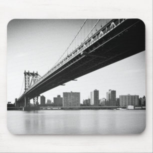 Manhattan Bridge and skyline, New York, US. Mouse Pad