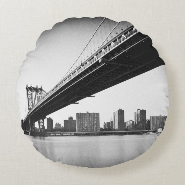 Manhattan Bridge and skyline, New York, US. Round Pillow (Front)