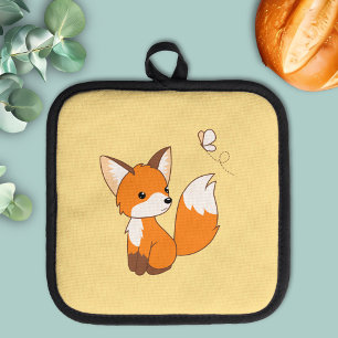 Manique Cute Little Fox regarde Papillon jaune
