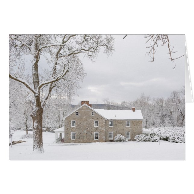 Manoir en pierre dans la neige avec des collines (Devant horizontal)