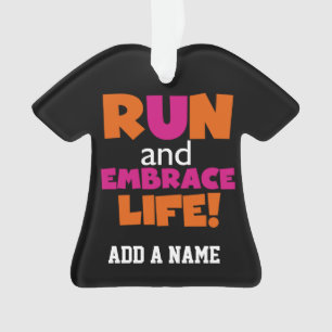Marathon courant de coureur de forme physique rose